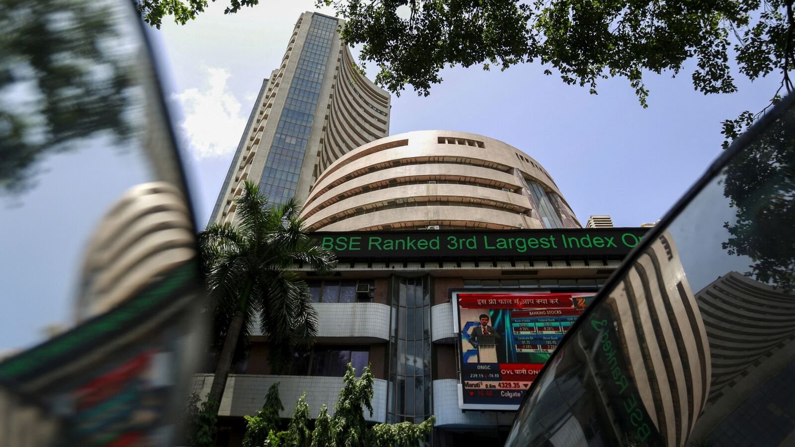 Bajaj Finance share: NBFC stock crashes 5% after Q1 results 2025. Buy, sell or hold?